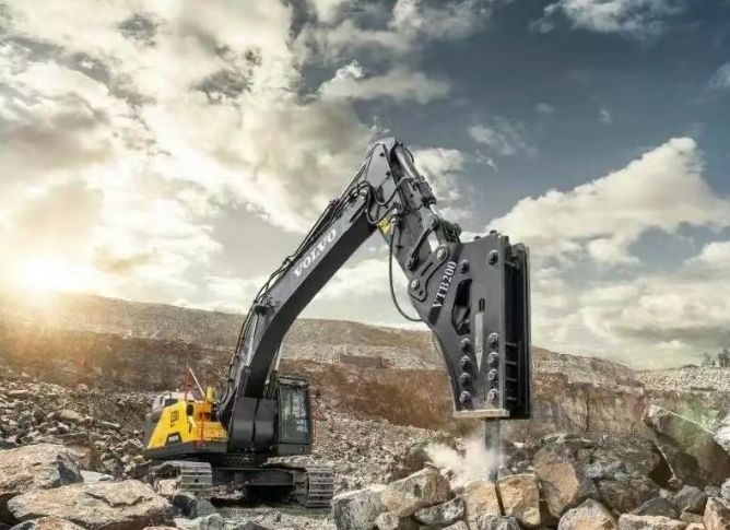 挖掘機(jī)上的破碎錘如何正確維護(hù)？